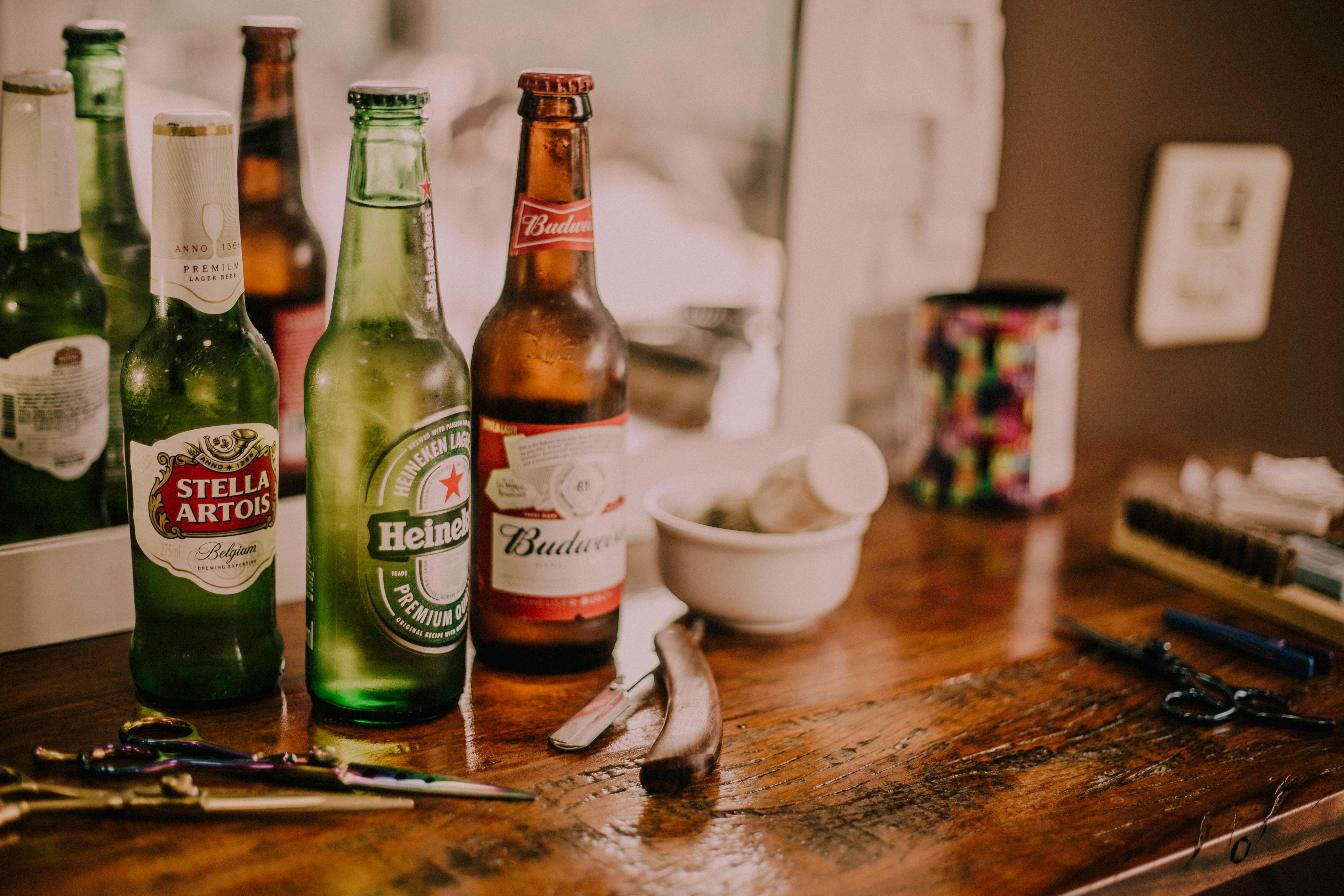 Foto di Edward Eyer: https://www.pexels.com/it-it/foto/tre-bottiglie-di-bevande-assortite-sulla-tavola-di-legno-marrone-667986/